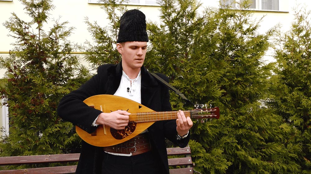 ルーマニアの楽器「コブザ」