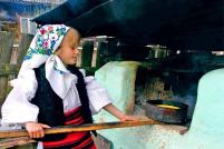 ルーマニアの田舎料理をする女の子